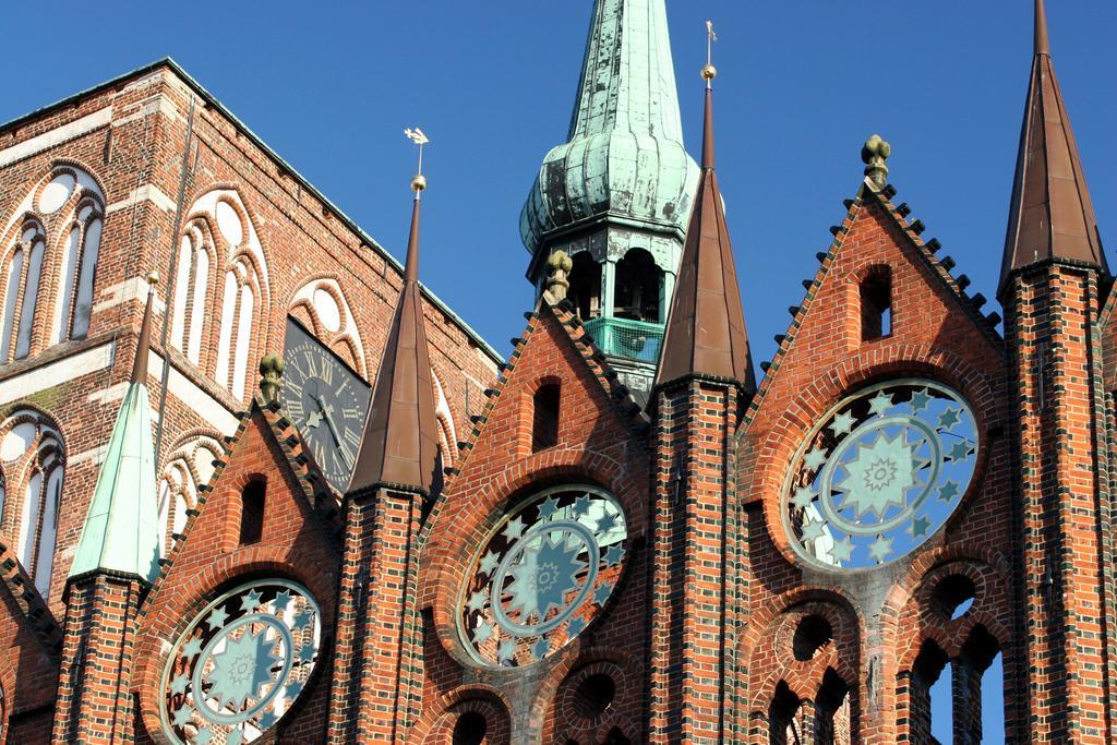 Pension Altstadt Moench In Top Lage Preis Inclusive 5 Prozent Bettensteuer Und Fruehstueck Штральзунд Экстерьер фото
